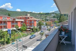 - un balcon offrant une vue sur la ville dans l'établissement Casa al Lago, à Riva del Garda