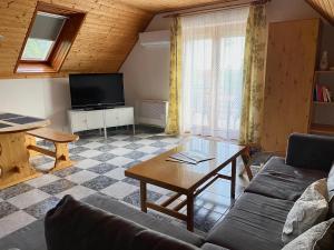 Televízia a/alebo spoločenská miestnosť v ubytovaní Cili's Apartments Vonyarcvashegy Balaton