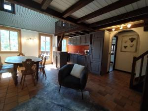 Saint-Nicolas-la-ChapelleChalet Appart'Hôtel l'Eau Vive的带桌子的客厅和厨房