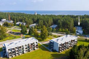 vista aerea di un resort con un edificio di Seaside Apartment at Albatross resort a Ķesterciems