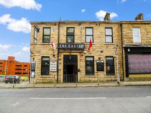 un edificio de ladrillo en la esquina de una calle en OYO Castle Hotel, Accrington en Accrington