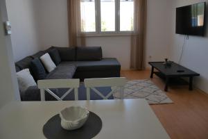 - un salon avec un canapé et une table dans l'établissement Cherry, à Korčula