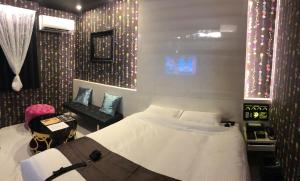 Een bed of bedden in een kamer bij MONKEY'S HOTEL