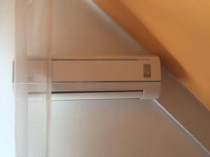- un réfrigérateur-congélateur avec une porte ouverte dans la chambre dans l'établissement Barátságos ház emelete, à Debrecen