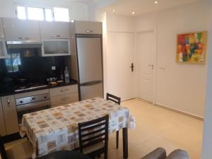 Kuchyň nebo kuchyňský kout v ubytování Appartement au Bord de la Mer + 16 fotografií