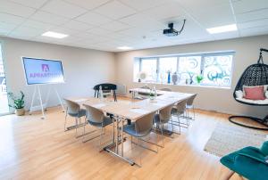 une salle de conférence avec une grande table et des chaises dans l'établissement Appart'City Confort Toulouse Aéroport Cornebarrieu, à Cornebarrieu