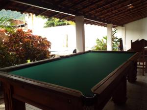 a pool table in a room with a pool table at Alfa Mar Pousada in Abraão