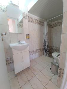 Kúpeľňa v ubytovaní G-George Apartments by the Sea and Airport + 37 fotografií