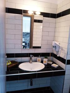 La salle de bains est pourvue d'un lavabo et d'un miroir. dans l'établissement Myrto 's sea view, à Kallithéa Halkidikis