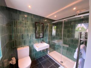 Bathroom sa Gem in Connemara flat