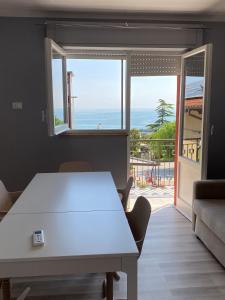 Zimmer mit einem Tisch und Meerblick in der Unterkunft VISTAMARE VILLAGE in Silvi Marina