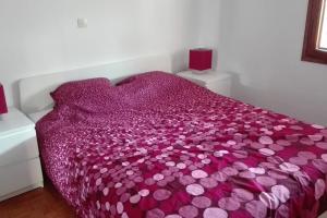 Tempat tidur dalam kamar di Cosy house Stratoni Chalkidiki 300m from beach
