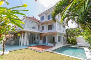 une image d'une villa avec une piscine dans l'établissement Guru Canggu, à Canggu