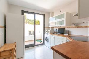 a kitchen with a washer and dryer at Moderno y céntrico apartamento en Plaza de España in Nerja
