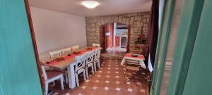 ポルトロスにあるIstrian Casa Ladonia by Locap Groupの石壁のダイニングルーム(テーブル、椅子付)