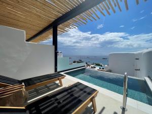 Seethrough Mykonos Suites内部或周边的泳池