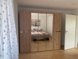 1 dormitorio con una puerta de cristal que conduce a una cama en Schwarzwaldmarie, en Bühl