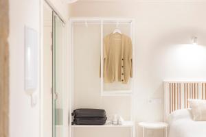 Un dormitorio con un armario con un abrigo colgando. en Luz de Viro, en Outes
