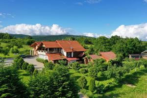 una vista aerea di una casa con tetto rosso di Lavanda farm apartmani a Rakovica