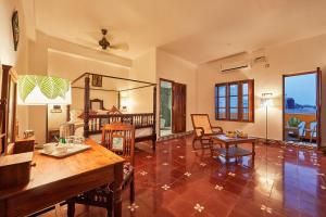 sala de estar amplia con mesa y sillas en VILLA DU OCEAN en Pondicherry
