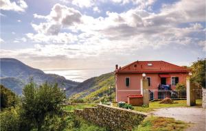 ein Haus auf einem Hügel mit Meerblick in der Unterkunft Casa Del Papavero in Bracco