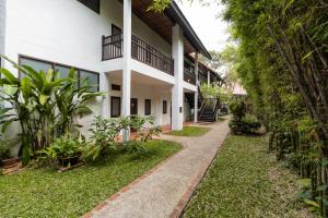 una pasarela frente a un edificio con plantas en The Legend Chiang Rai Boutique River Resort & Spa, en Chiang Rai 134 fotos más