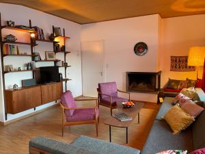 a living room with a couch and a fireplace at La Civetta (714 La) in Valbella