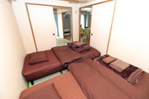 duas camas sentadas numa prateleira num quarto em 札幌市中心部大通公園まで徒歩十分観光移動に便利なロケーションh702 em Sapporo