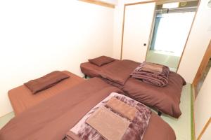 a room with two beds and a mirror at 札幌市中心部大通公園まで徒歩十分観光移動に便利なロケーションh702 in Sapporo