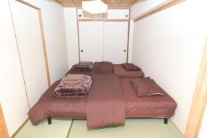 1 dormitorio con 2 camas en 札幌市中心部大通公園まで徒歩十分観光移動に便利なロケーションh702 en Sapporo