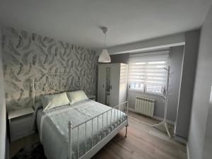 - une chambre avec un lit et une fresque murale dans l'établissement apartamento Gijón, à Gijón