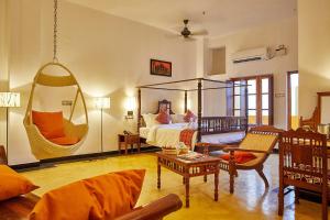 uma sala de estar com uma cama e uma rede de descanso em VILLA DU OCEAN em Pondicherry