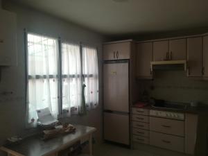 Una cocina o zona de cocina en Room in Chalet - Habitacion En Chalet Compartido En Toledo