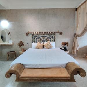 una camera con un grande letto con testiera in legno di Matsya a Isola di Havelock