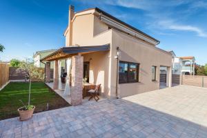 dom z patio na podwórku w obiekcie Rental house Nada w Fažanie