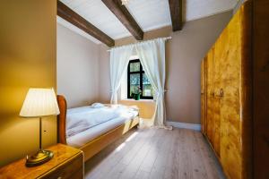 Posteľ alebo postele v izbe v ubytovaní Stare Sady Chillout Rooms "Pod Jabłoniami"