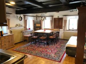 eine Küche und ein Esszimmer mit Tisch und Stühlen in der Unterkunft Foidlhaus in Bierbaum am Auersbach