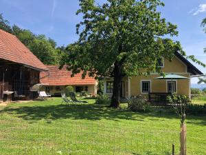 ein Haus mit einem Baum im Garten in der Unterkunft Foidlhaus in Bierbaum am Auersbach