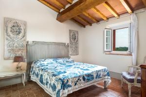a bedroom with a bed and a window at Tenuta di Rota in Reggello