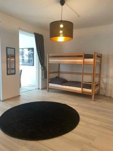 a room with two bunk beds and a black rug at Old town Apartments , Perfekt für Messe 15min in Düsseldorf