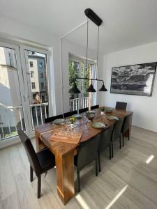 una sala da pranzo con tavolo e sedie in legno di Old town Apartments , Perfekt für Messe 15min a Dusseldorf