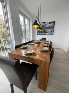 a wooden table in a room with chairs and a dining room at Old town Apartments , Perfekt für Messe 15min in Düsseldorf