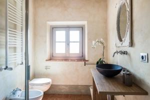 A bathroom at Tenuta di Rota