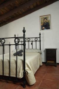 ein Schlafzimmer mit einem Bett und einem Wandgemälde in der Unterkunft Mascotas 1 in Benaocaz