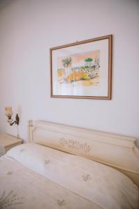 ein Bild, das an einer Wand über einem Bett hängt in der Unterkunft Il Viaggiatore Errante in Fondi