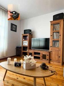 sala de estar con TV y mesa de centro en Casa del Puente Muralla Homes, en Ávila