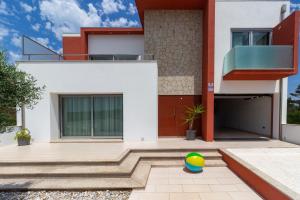 una casa con una bola de colores delante de ella en O Cantinho Entre a Ria e o Mar, en Torreira