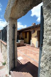 una puerta a una casa con patio en Casa rural El Leñador en Muñana