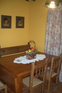 una mesa de comedor con una cesta de fruta. en Casa rural El Leñador en Muñana