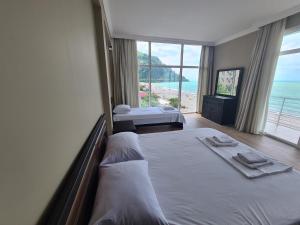 Letto o letti in una camera di Black Sea Hotel